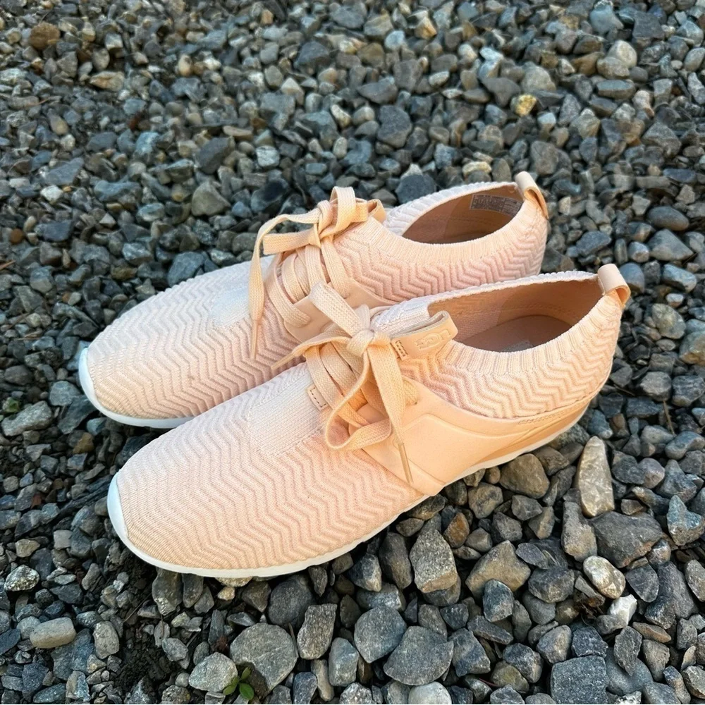 UGG Willows Casual Everyday Sneakers Peach Orange Size 8.5 Women’s Knit Upper